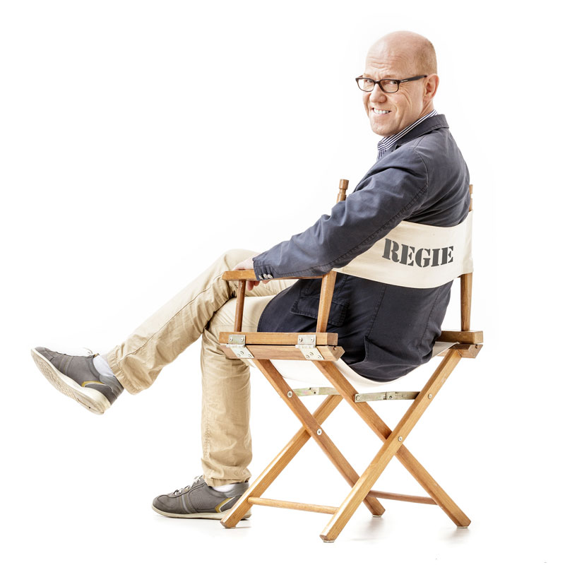Im Coaching vermittelt Lutz Herkenrath Bühnenwirksamkeit - auch und gerade auf der Basis seiner eigenen langjährigen Erfahrung als Schauspieler. Im Coaching vermittelt Lutz Herkenrath Bühnenwirksamkeit - auch und gerade auf der Basis seiner eigenen langjährigen Erfahrung als Schauspieler.